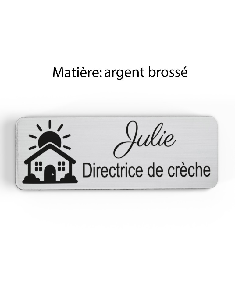 Badge personnalisé directrice de crèche, motif crèche et accueil des jeunes enfants, finition argent brossé