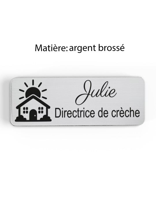 Badge personnalisé directrice de crèche, motif crèche et accueil des jeunes enfants, finition argent brossé