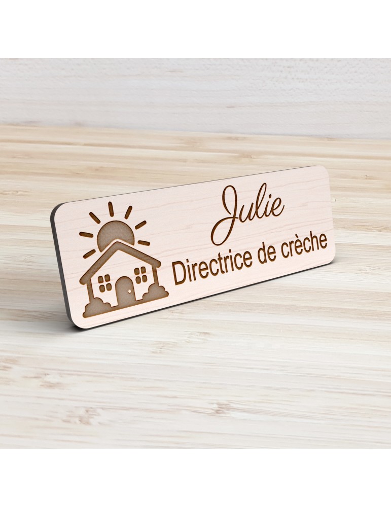 Badge personnalisé directrice de crèche, motif crèche et accueil des jeunes enfants, vue de présentation
