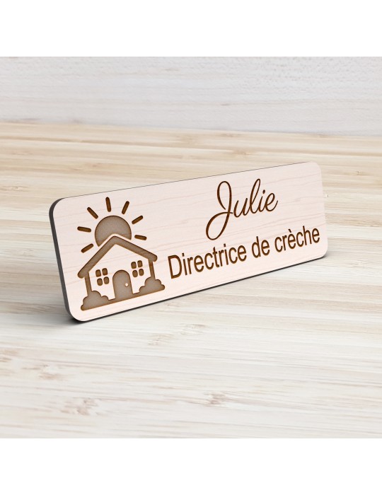 Badge personnalisé directrice de crèche, motif crèche et accueil des jeunes enfants, vue de présentation
