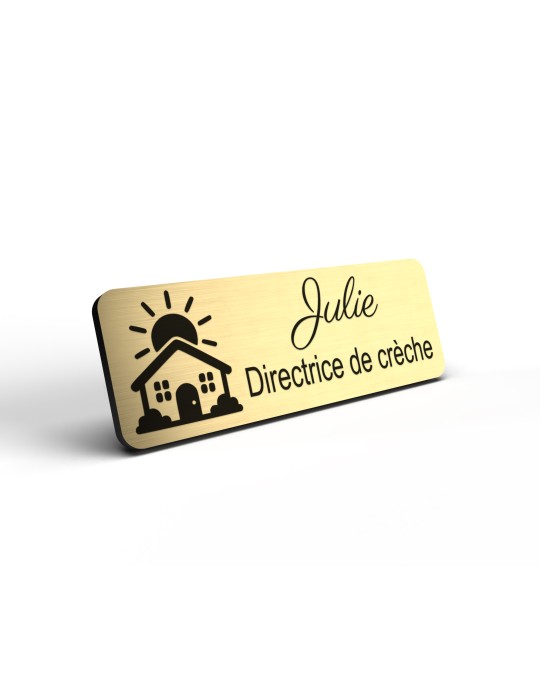 Badge personnalisé directrice de crèche, motif crèche et accueil des jeunes enfants, détail de la finition or brossé