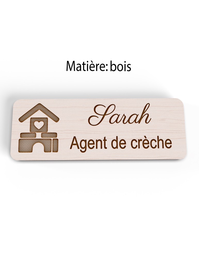 Badge personnalisé agent de crèche, motif crèche et accueil des jeunes enfants, version bois vue à plat