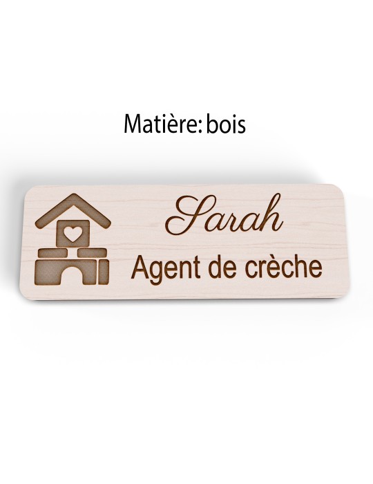 Badge personnalisé agent de crèche, motif crèche et accueil des jeunes enfants, version bois vue à plat