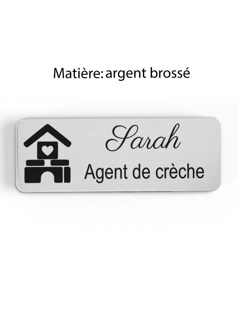 Badge personnalisé agent de crèche, motif crèche et accueil des jeunes enfants, finition argent brossé