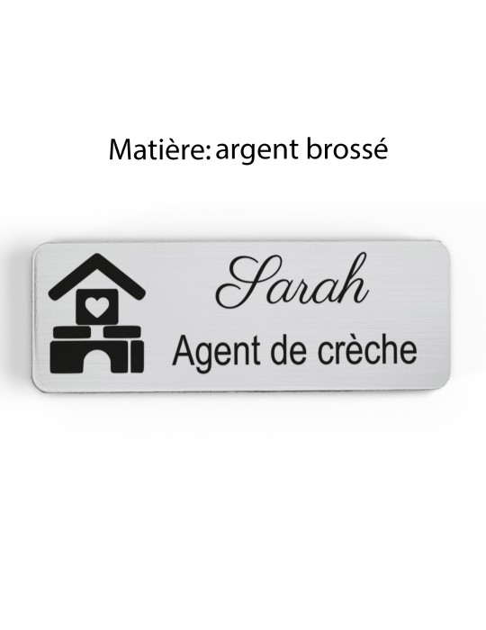 Badge personnalisé agent de crèche, motif crèche et accueil des jeunes enfants, finition argent brossé