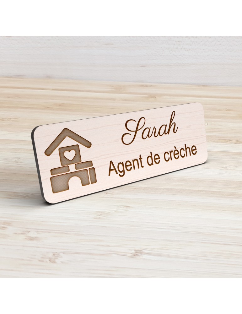 Badge personnalisé agent de crèche, motif crèche et accueil des jeunes enfants, vue de présentation