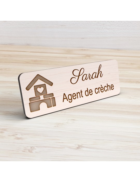 Badge personnalisé agent de crèche, motif crèche et accueil des jeunes enfants, vue de présentation