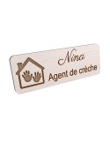 Badge personnalisé agent de crèche, motif crèche et accueil des jeunes enfants, vue en biais
