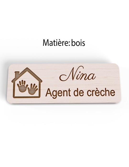 Badge personnalisé agent de crèche, motif crèche et accueil des jeunes enfants, version bois vue à plat