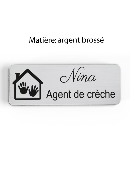 Badge personnalisé agent de crèche, motif crèche et accueil des jeunes enfants, finition argent brossé