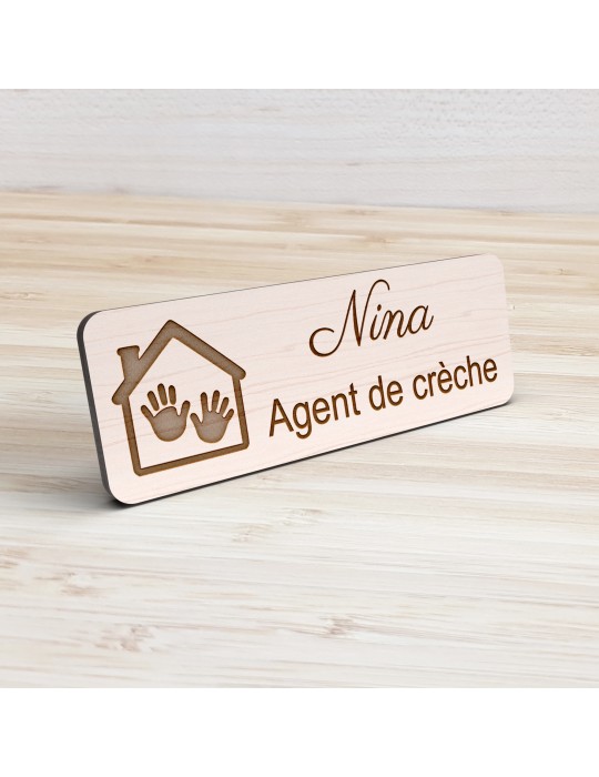 Badge personnalisé agent de crèche, motif crèche et accueil des jeunes enfants, vue de présentation