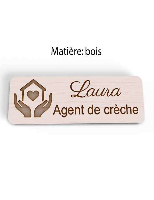 Badge personnalisé agent de crèche, motif crèche et accueil des jeunes enfants, version bois vue à plat