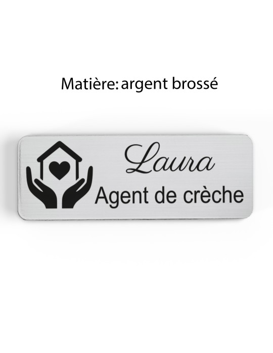 Badge personnalisé agent de crèche, motif crèche et accueil des jeunes enfants, finition argent brossé
