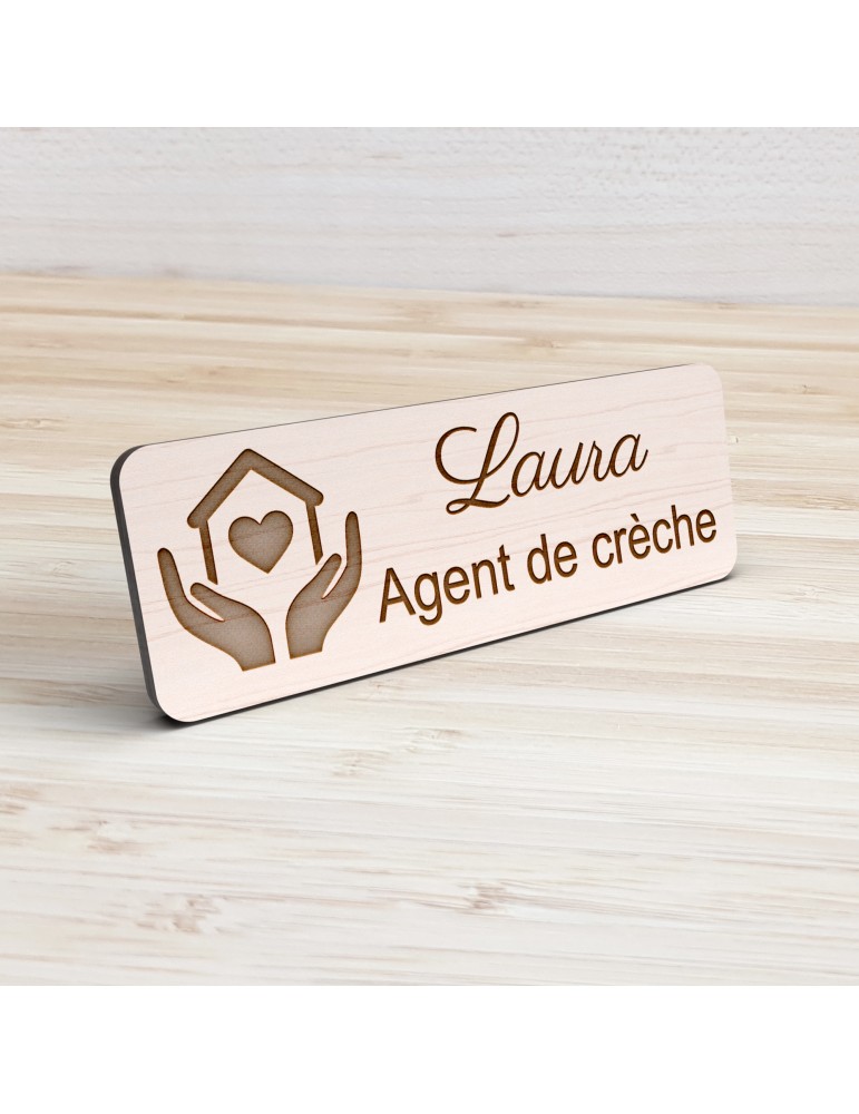 Badge personnalisé agent de crèche, motif crèche et accueil des jeunes enfants, vue de présentation