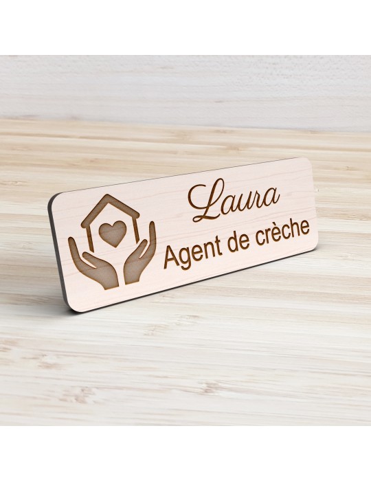 Badge personnalisé agent de crèche, motif crèche et accueil des jeunes enfants, vue de présentation