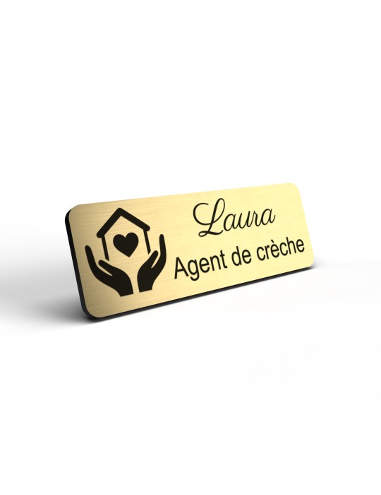 Badge personnalisé agent de crèche, motif crèche et accueil des jeunes enfants, détail de la finition or brossé