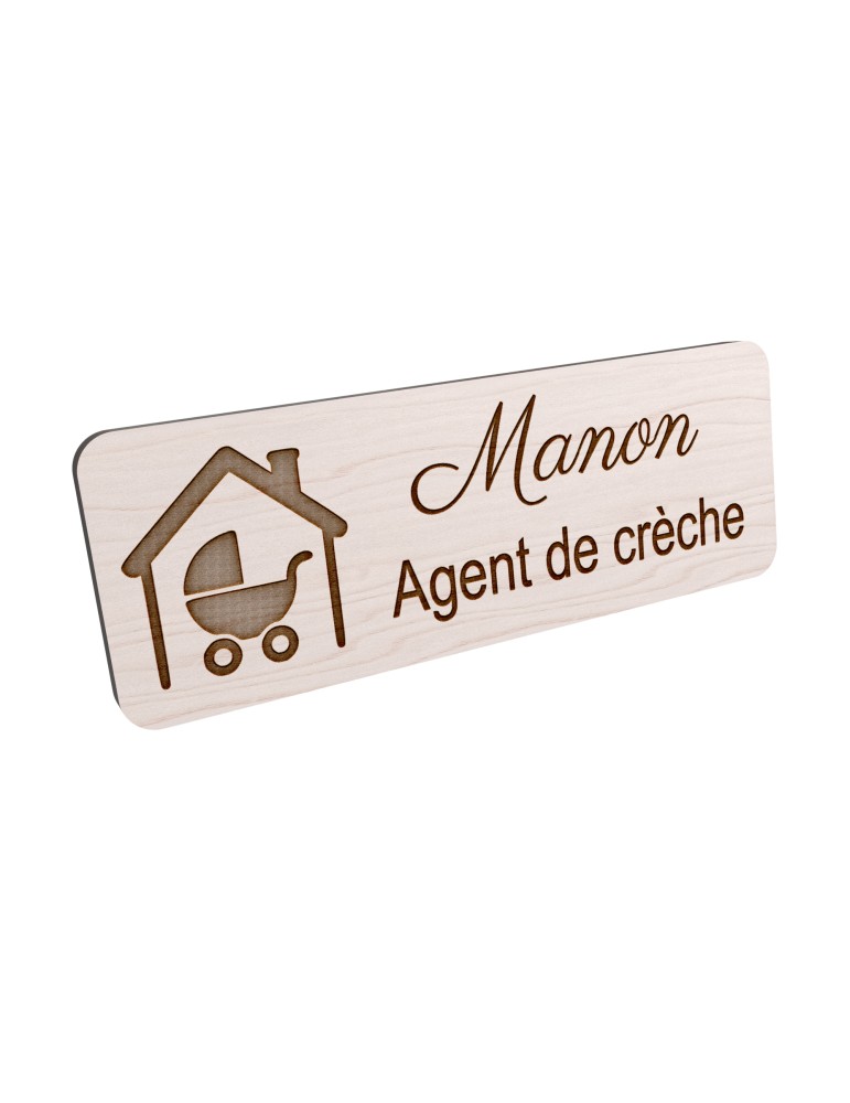 Badge personnalisé agent de crèche, motif crèche et accueil des jeunes enfants, vue en biais