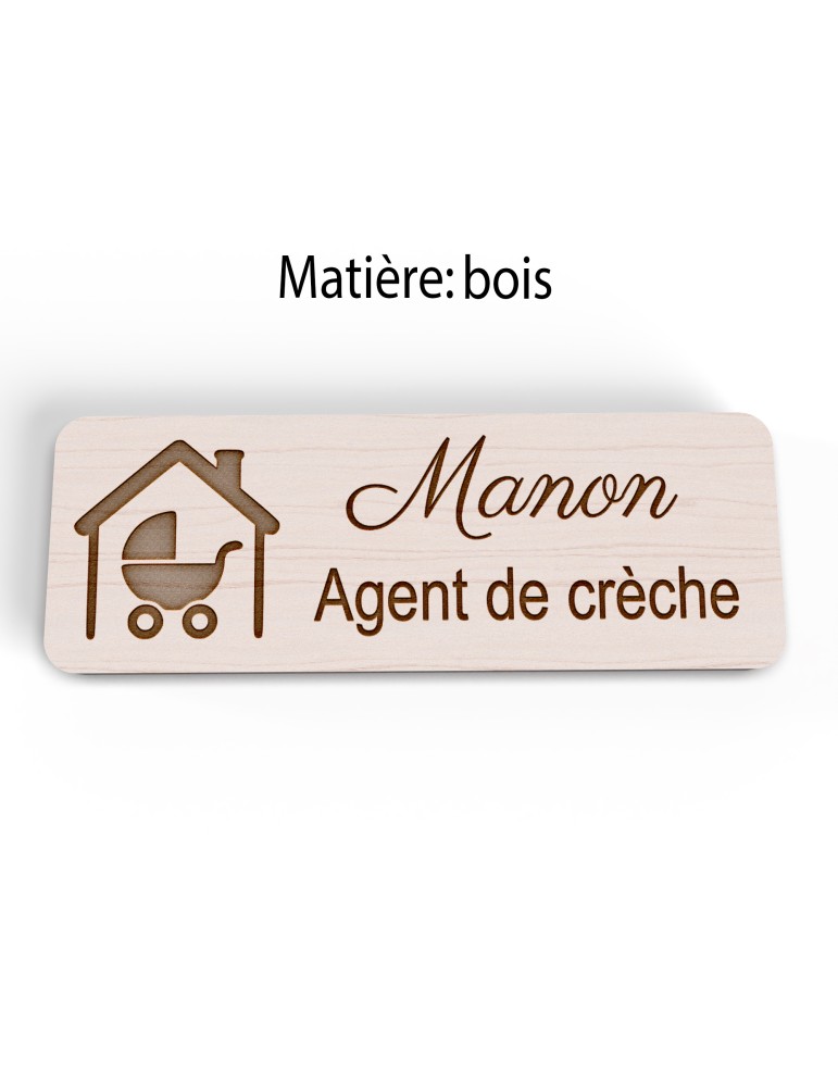 Badge personnalisé agent de crèche, motif crèche et accueil des jeunes enfants, version bois vue à plat