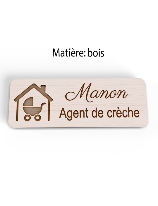 Badge personnalisé agent de crèche, motif crèche et accueil des jeunes enfants, version bois vue à plat