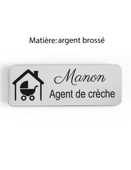 Badge personnalisé agent de crèche, motif crèche et accueil des jeunes enfants, finition argent brossé
