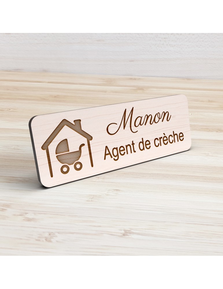 Badge personnalisé agent de crèche, motif crèche et accueil des jeunes enfants, vue de présentation