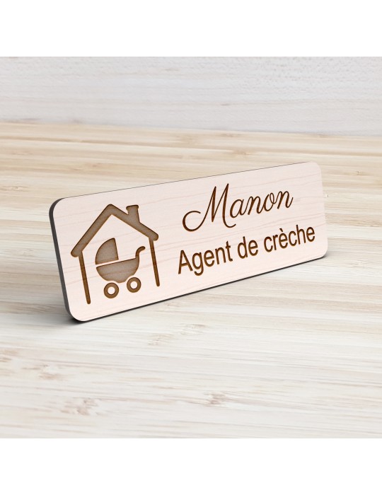 Badge personnalisé agent de crèche, motif crèche et accueil des jeunes enfants, vue de présentation