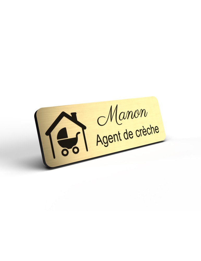 Badge personnalisé agent de crèche, motif crèche et accueil des jeunes enfants, détail de la finition or brossé