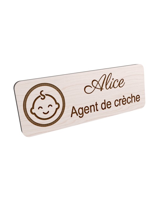 Badge personnalisé agent de crèche, motif crèche et accueil des jeunes enfants, vue en biais