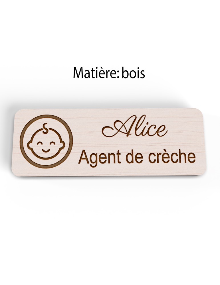 Badge personnalisé agent de crèche, motif crèche et accueil des jeunes enfants, version bois vue à plat