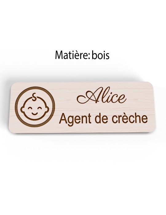 Badge personnalisé agent de crèche, motif crèche et accueil des jeunes enfants, version bois vue à plat