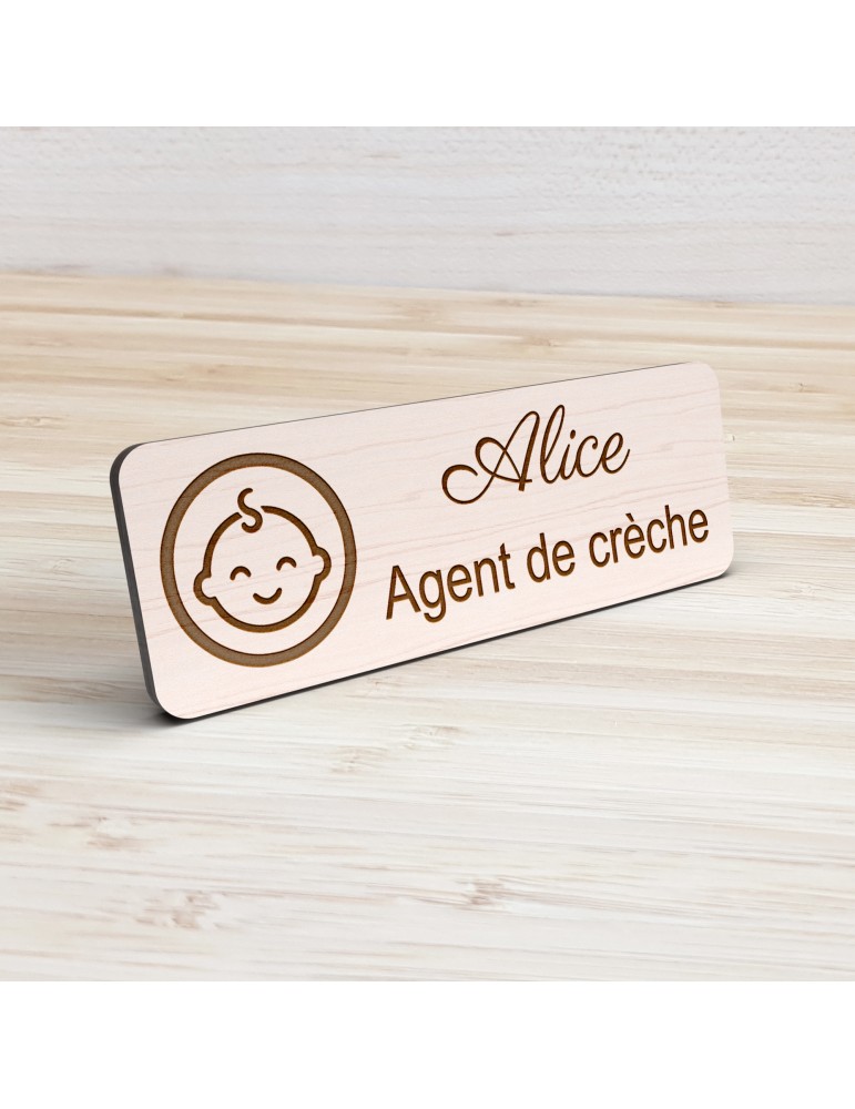Badge personnalisé agent de crèche, motif crèche et accueil des jeunes enfants, vue de présentation