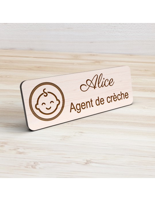 Badge personnalisé agent de crèche, motif crèche et accueil des jeunes enfants, vue de présentation