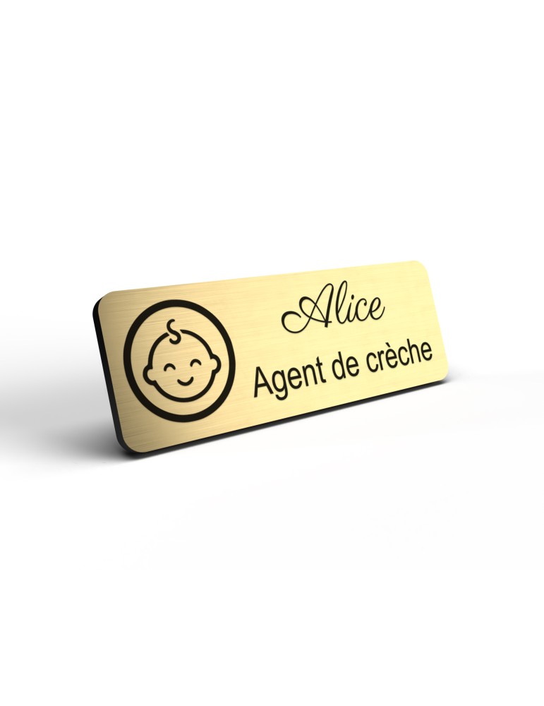 Badge personnalisé agent de crèche, motif crèche et accueil des jeunes enfants, détail de la finition or brossé