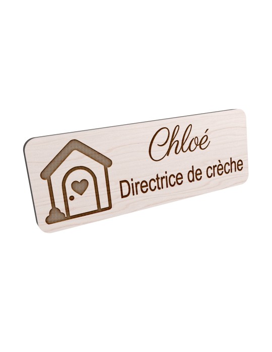 Badge personnalisé directrice de crèche, motif crèche et accueil des jeunes enfants, vue en biais