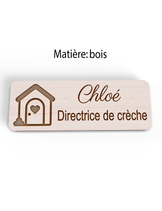 Badge personnalisé directrice de crèche, motif crèche et accueil des jeunes enfants, version bois vue à plat