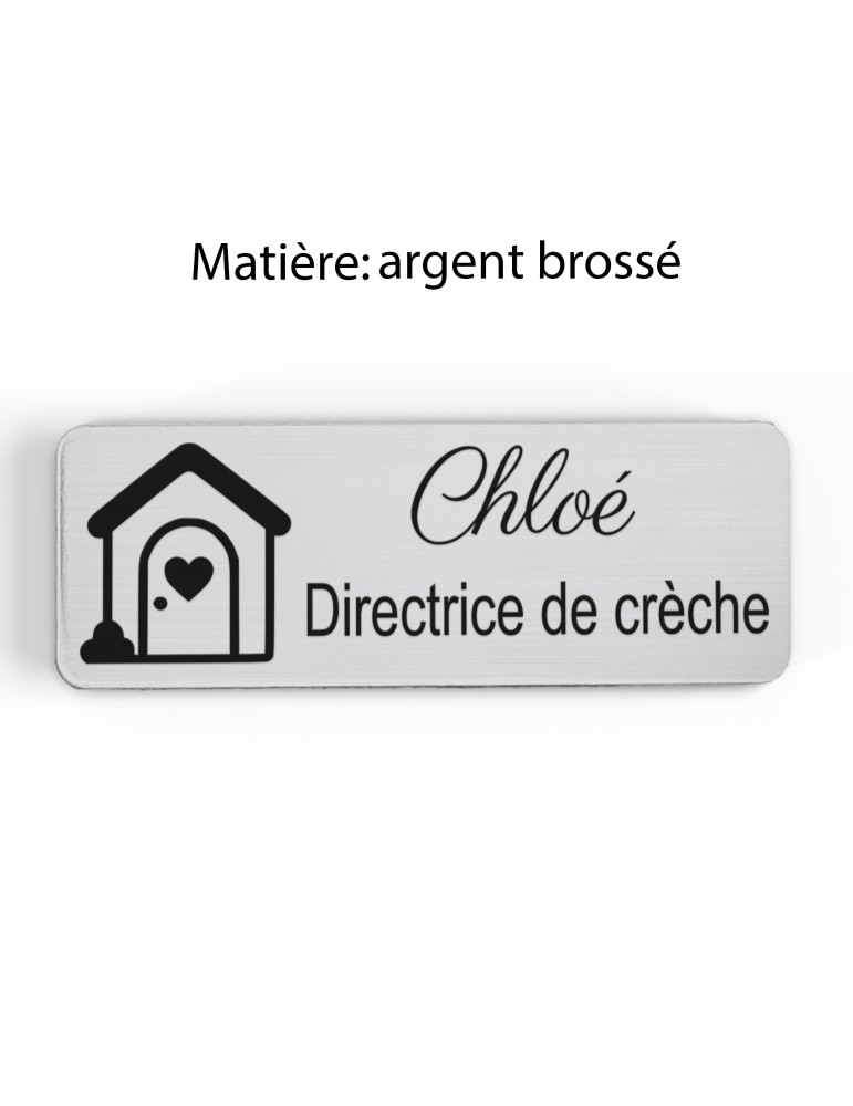 Badge personnalisé directrice de crèche, motif crèche et accueil des jeunes enfants, finition argent brossé
