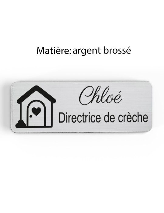 Badge personnalisé directrice de crèche, motif crèche et accueil des jeunes enfants, finition argent brossé