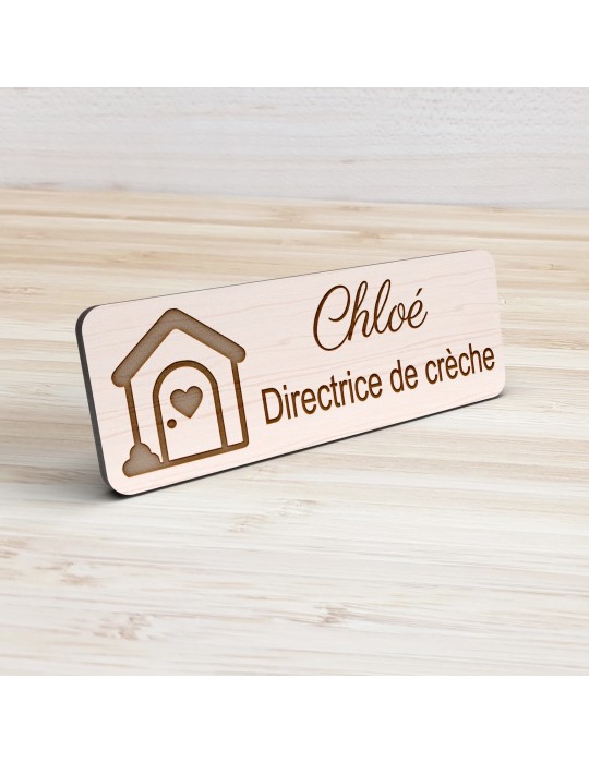 Badge personnalisé directrice de crèche, motif crèche et accueil des jeunes enfants, vue de présentation
