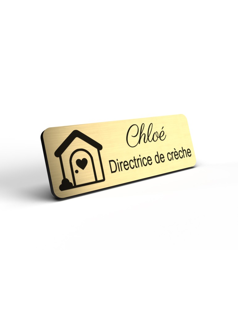 Badge personnalisé directrice de crèche, motif crèche et accueil des jeunes enfants, détail de la finition or brossé