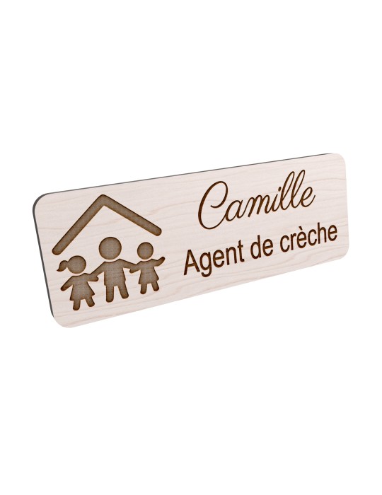 Badge personnalisé agent de crèche, motif crèche et accueil des jeunes enfants, vue en biais