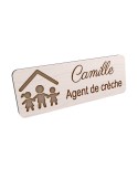 Badge personnalisé agent de crèche, motif crèche et accueil des jeunes enfants, vue en biais