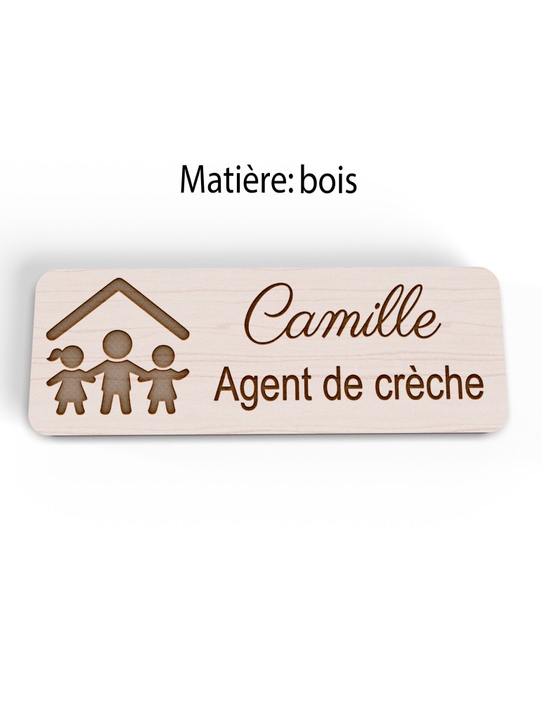 Badge personnalisé agent de crèche, motif crèche et accueil des jeunes enfants, version bois vue à plat