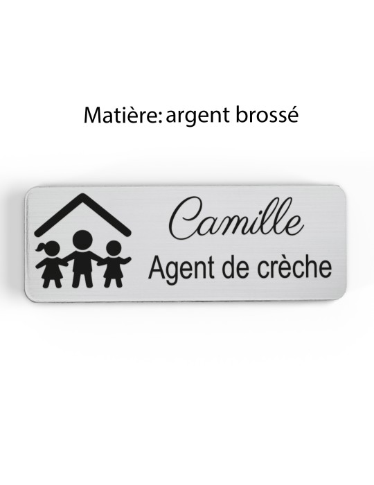 Badge personnalisé agent de crèche, motif crèche et accueil des jeunes enfants, finition argent brossé
