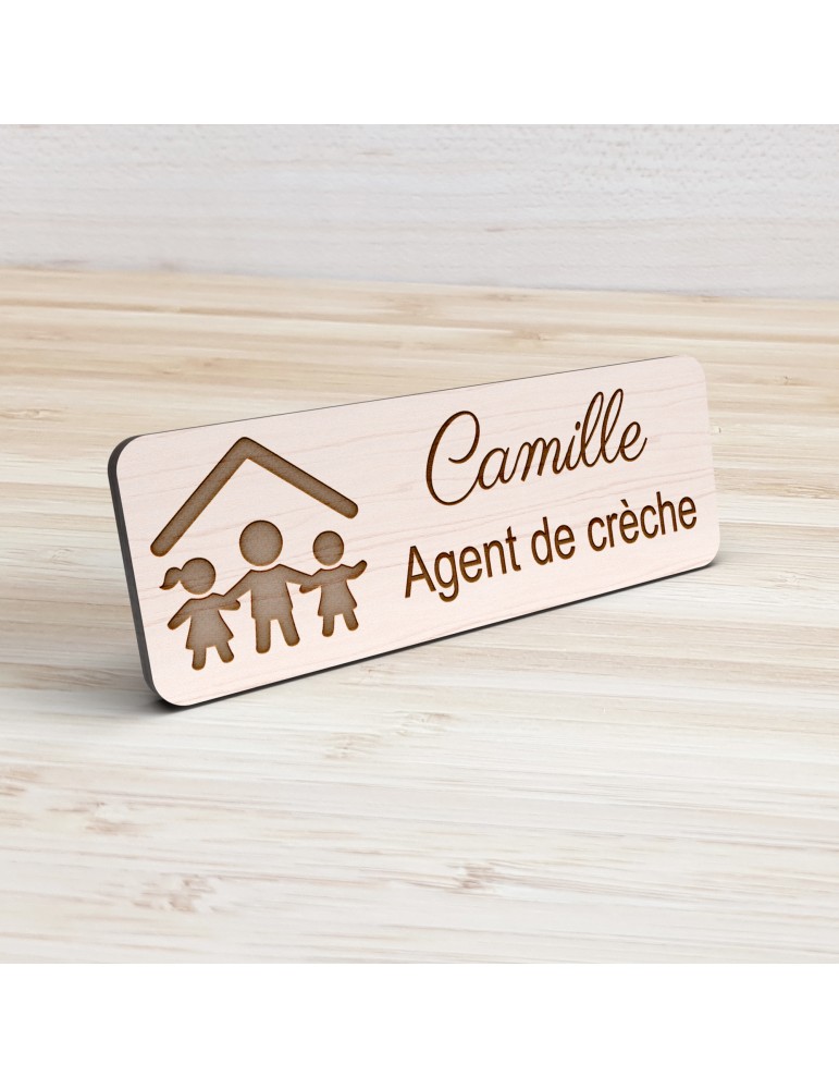 Badge personnalisé agent de crèche, motif crèche et accueil des jeunes enfants, vue de présentation