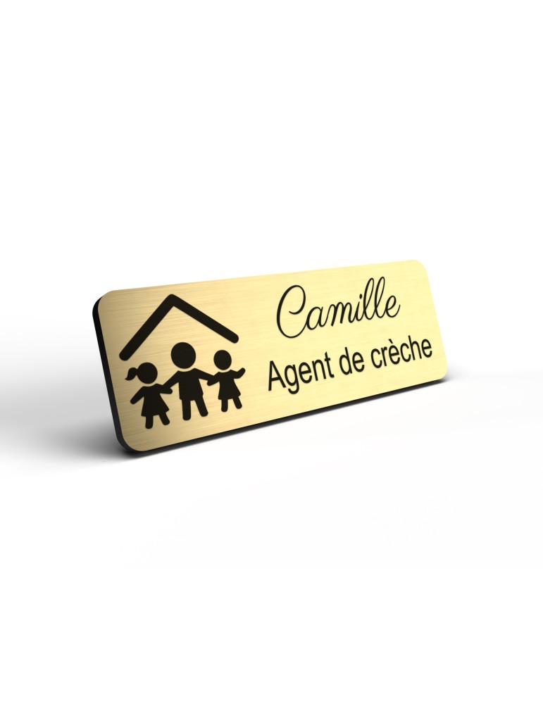 Badge personnalisé agent de crèche, motif crèche et accueil des jeunes enfants, détail de la finition or brossé