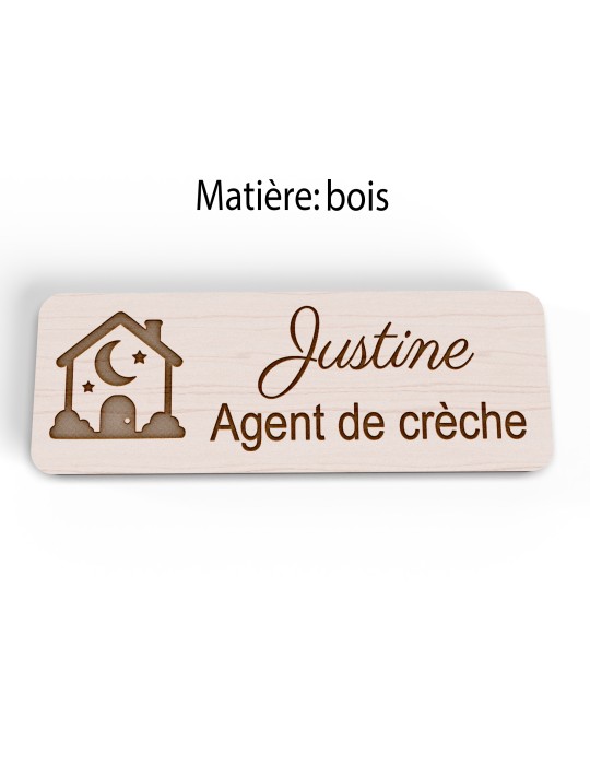 Badge personnalisé agent de crèche, motif crèche et accueil des jeunes enfants, version bois vue à plat