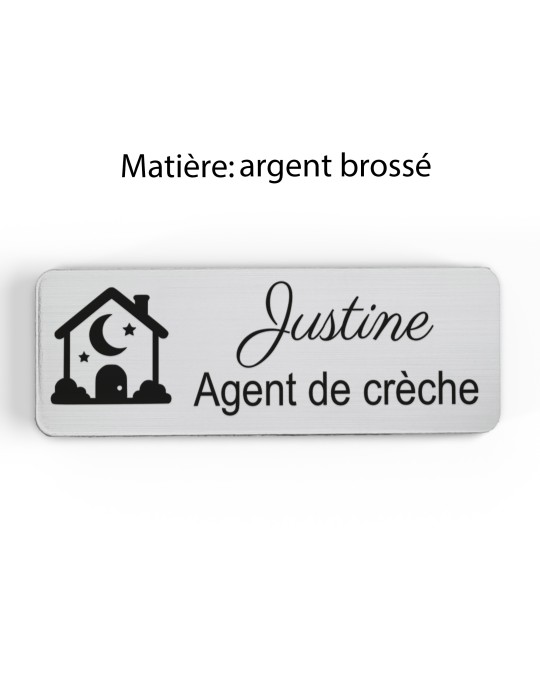 Badge personnalisé agent de crèche, motif crèche et accueil des jeunes enfants, finition argent brossé