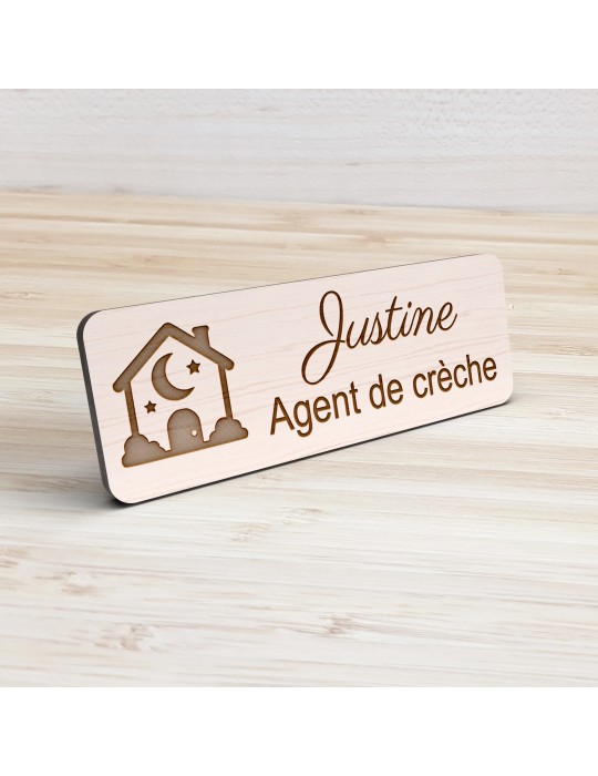 Badge personnalisé agent de crèche, motif crèche et accueil des jeunes enfants, vue de présentation
