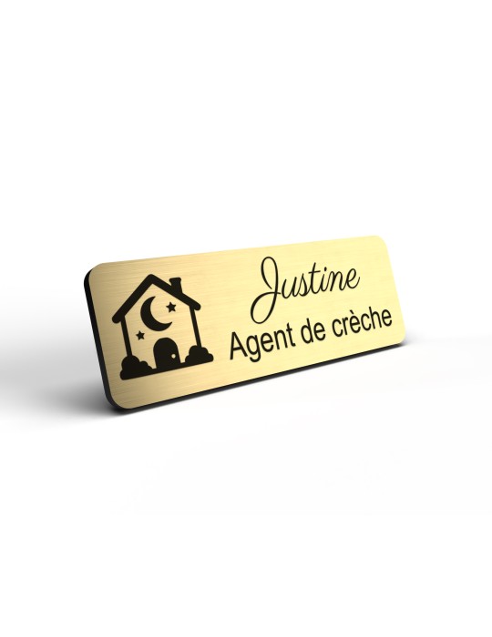 Badge personnalisé agent de crèche, motif crèche et accueil des jeunes enfants, détail de la finition or brossé