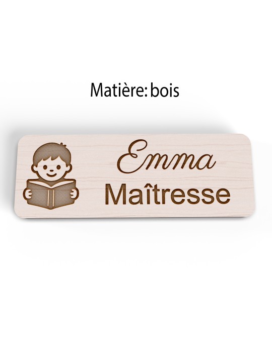 Badge personnalisé maîtresse, motif école maternelle et apprentissage, version bois vue à plat